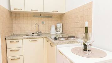 Apartment (A2) | Eigene Küche | Kühlschrank, Herdplatte, Espressomaschine, Wasserkocher