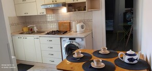 Lejlighed (A3) | Privat køkken | Køleskab, mikrobølgeovn, kogeplade, elkedel