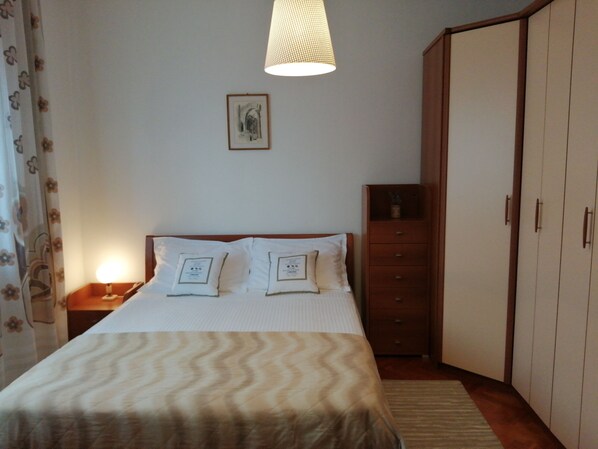 Free WiFi, bed sheets