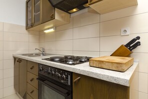 Private kitchen | Fridge, stovetop, dishwasher, espresso maker