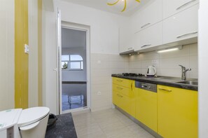 Private kitchen | Fridge, stovetop, dishwasher, espresso maker