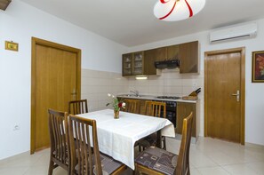 Private kitchen | Fridge, stovetop, dishwasher, espresso maker