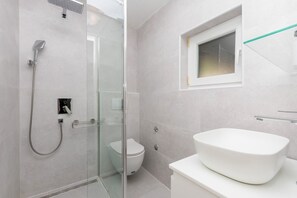 Rumah | Kamar mandi | Shower dan pengering rambut