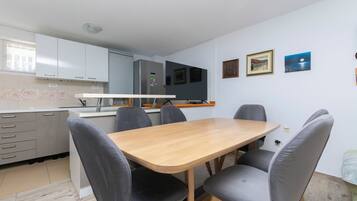 House | Private kitchen | Fridge, microwave, oven, stovetop