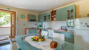 Cozinha privada | Geladeira, micro-ondas, cooktop, lava-louças