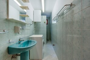 Bathroom | Shower - Apartments and Room Rukonic (Mali Losinj)