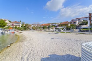 Beach nearby - Apartments Karlo (Okrug)
