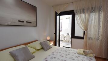 Iron/ironing board, free WiFi, bed sheets