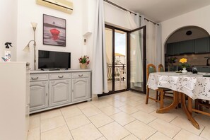 Appartement (A2) | Woonkamer | Een televisie