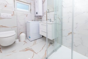 Apartment (A4) | Bathroom | Shower, towels - Apartments Olivera (Rogoznica)