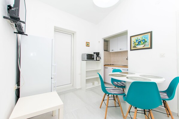Apartment (A1) | Private kitchen | Fridge, microwave, oven, stovetop