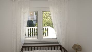 Iron/ironing board, free WiFi, bed sheets