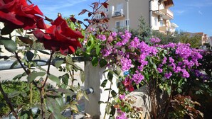 A building with balconies and a clear sky. - Apartments Mara (Vodice)