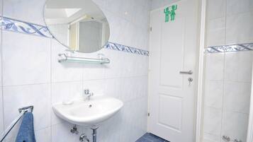 Studio (A2) | Bathroom