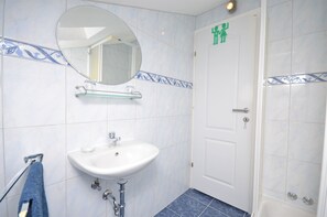 Studio (A2) | Bathroom