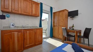 Studio (A2) | Dining