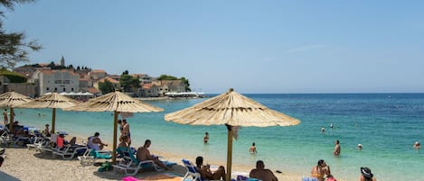 Una spiaggia nelle vicinanze