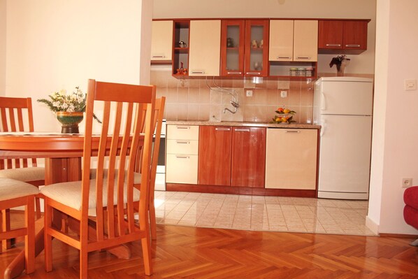 Private kitchen | Fridge, stovetop, coffee/tea maker