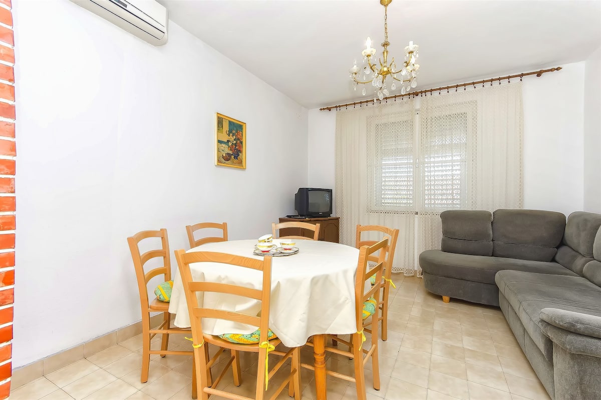 Apartemen (A1) | Ruang keluarga | TV