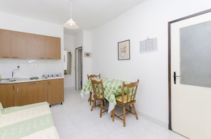 Apartment (A2) | Private kitchen