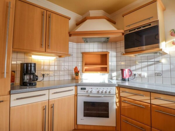 Kühlschrank, Mikrowelle, Ofen, Geschirrspüler