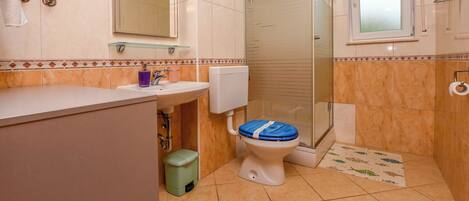Appartement (A4) | Salle de bain | Douche, serviettes fournies, savon