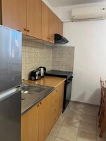 Apartamento (A1) | Cocina privada | Frigorífico, microondas, hervidor eléctrico y tostadora