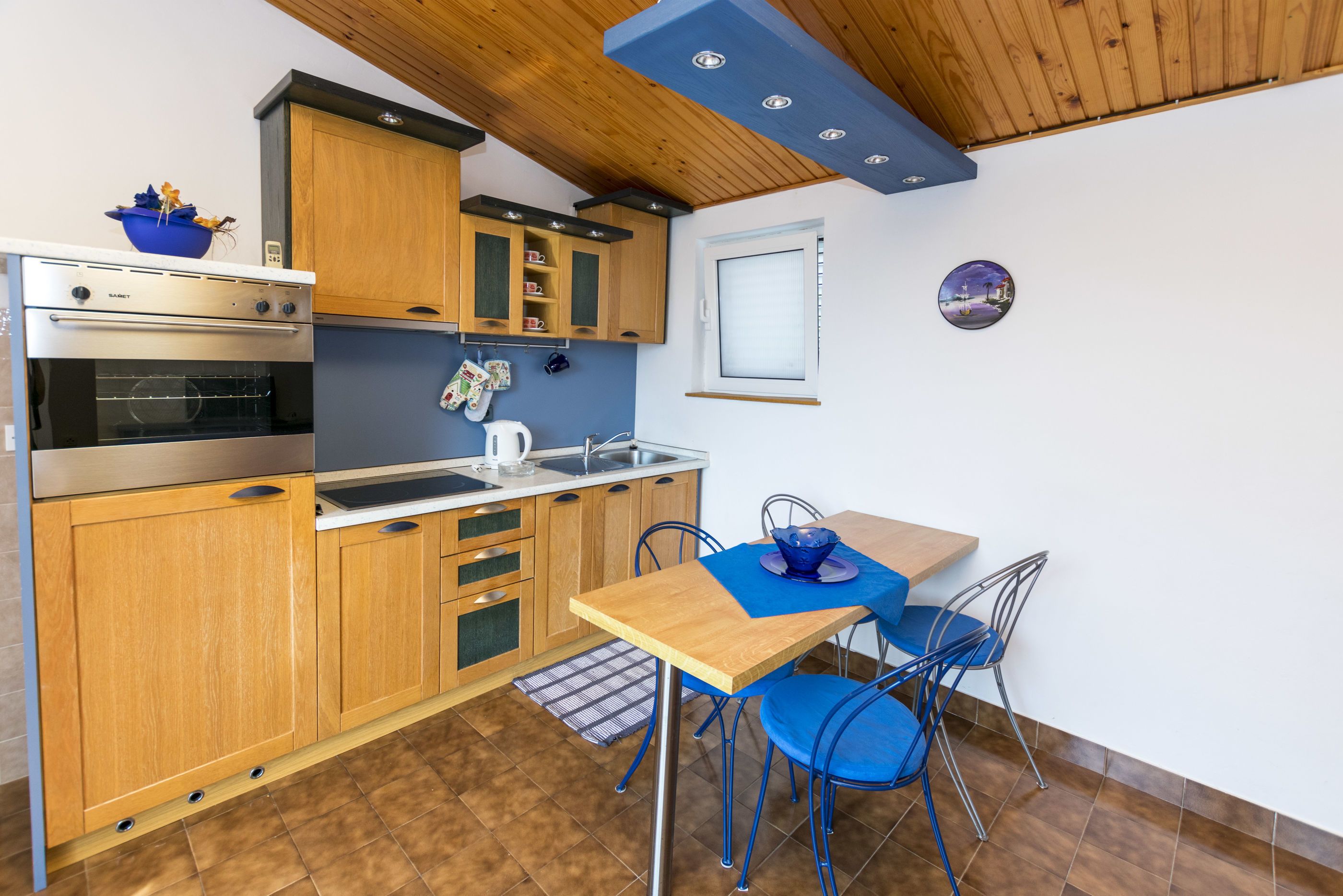 Private kitchen | Fridge, microwave, oven, stovetop