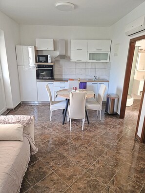 Fridge, oven, stovetop, cookware/dishes/utensils - Apartments Beba55 m (Primosten)