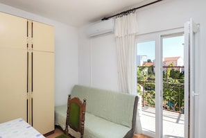Apartment (A1) | Private kitchen | Fridge, microwave, oven, stovetop