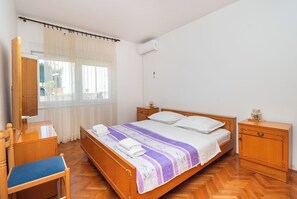Apartment (A1) | Laptop workspace, free WiFi, bed sheets - Apartment Davorka (Primosten)