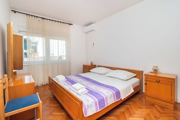 Apartment (A1) | Laptop workspace, free WiFi, bed sheets - Apartment Davorka (Primosten)