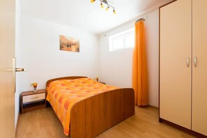 Een strijkplank/strijkijzer, beddengoed