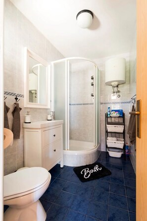 Bathroom | Hair dryer, towels, shampoo - House Marina (Vis)