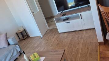 Apartment (A2) | Wohnzimmer | Fernseher
