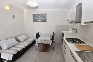 Private kitchen | Fridge, oven, stovetop, dishwasher - Apartment Milka (Primosten)