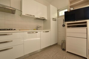 Private kitchen | Fridge, oven, stovetop, dishwasher - Apartment Milka (Primosten)