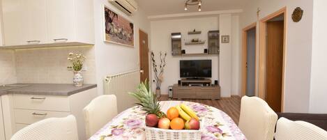 Private kitchen | Fridge, oven, stovetop, espresso maker