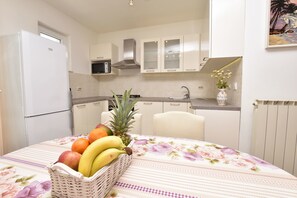 Cuisine privée | Réfrigérateur, micro-ondes, four, plaque de cuisson