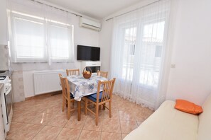 Cuisine privée | Réfrigérateur, micro-ondes, four, plaque de cuisson