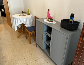 Apartment (A1) | Private kitchen | Fridge, oven, stovetop, electric kettle - Apartment Primosten Studio (Primosten)