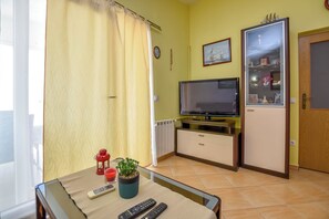 Apartment (A1) | Living room | TV - Apartments Jasna (Primosten)