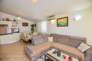 Apartment (A1) | Living room | TV - Apartments Jasna (Primosten)