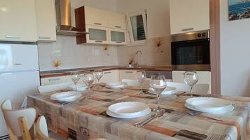 Apartment (A1) | Private kitchen | Fridge, oven, stovetop, cookware/dishes/utensils