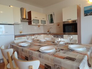Apartment (A1) | Private kitchen | Fridge, oven, stovetop, cookware/dishes/utensils - Apartments Antonia (Primosten)