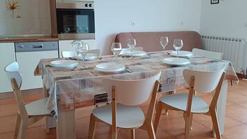 Appartamento (A1) | Cucina privata | Frigorifero, forno, piano cottura, pentole/stoviglie/utensili