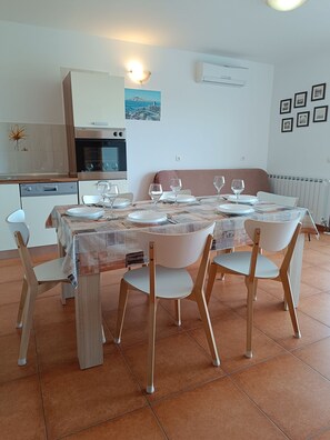 Apartment (A1) | Private kitchen | Fridge, oven, stovetop, cookware/dishes/utensils