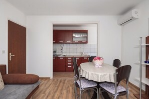 Apartment (A2) | Living room | TV - Apartments Katica (Primosten)