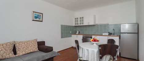 Apartment (A1) | Ruang tamu | TV
