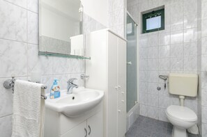 Apartment (A2) | Bathroom | Free toiletries - Apartments Mirko (Primosten)